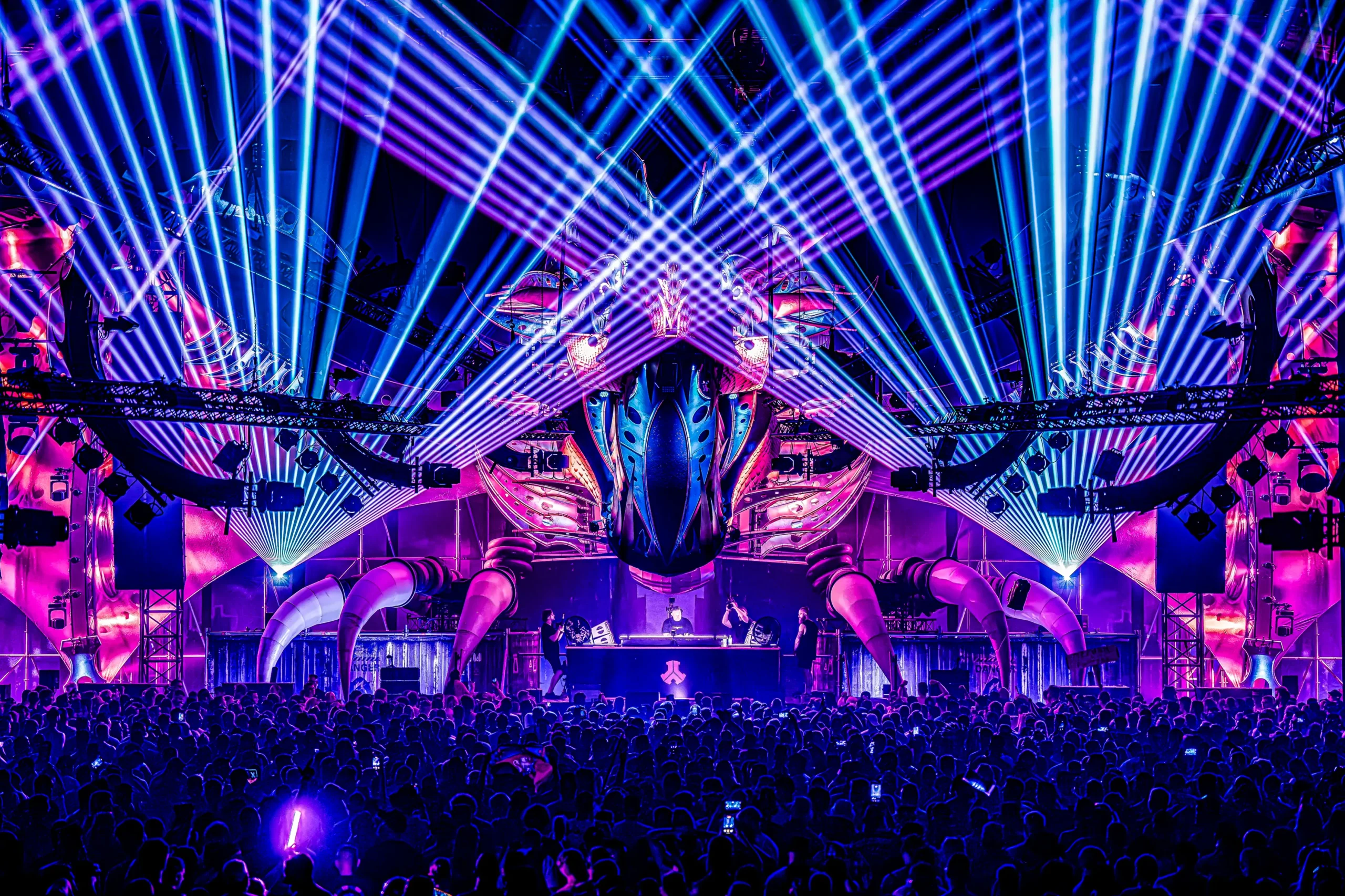 1773327594-20250627_defqon-1_the_spotlight_black_01_marko (1)